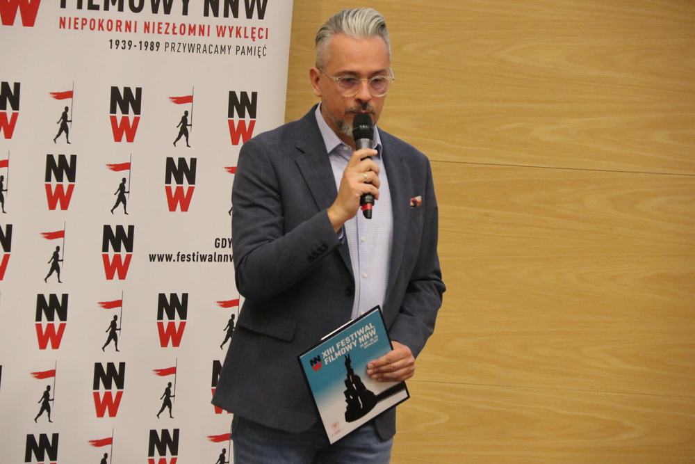 Podczas trzeciego dnia XIII Festiwalu Filmowego NNW 1 października w Gdyni odbyło się Spotkanie „CODIS – narzędzie FBI w badaniach identyfikacyjnych IPN” z udziałem wiceprezesa IPN dr. hab. Krzysztofa Szwagrzyka oraz dr Magdaleny Krajewskiej, naczelnik Wydziału Identyfikacji Biura Poszukiwań i Identyfikacji IPN. Spotkanie poprowadził red. Marcin Wikło