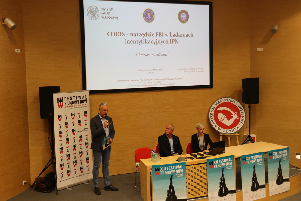Podczas trzeciego dnia XIII Festiwalu Filmowego NNW 1 października w Gdyni odbyło się Spotkanie „CODIS – narzędzie FBI w badaniach identyfikacyjnych IPN” z udziałem wiceprezesa IPN dr. hab. Krzysztofa Szwagrzyka oraz dr Magdaleny Krajewskiej, naczelnik Wydziału Identyfikacji Biura Poszukiwań i Identyfikacji IPN. Spotkanie poprowadził red. Marcin Wikło