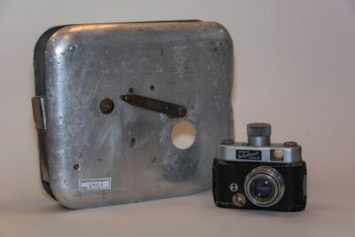 Aparat fotograficzny wraz z obudową i aktówką służącą jako kamuflaż, używany przez SB do wykonywania zdjęć operacyjnych (IPN By 675/1)
