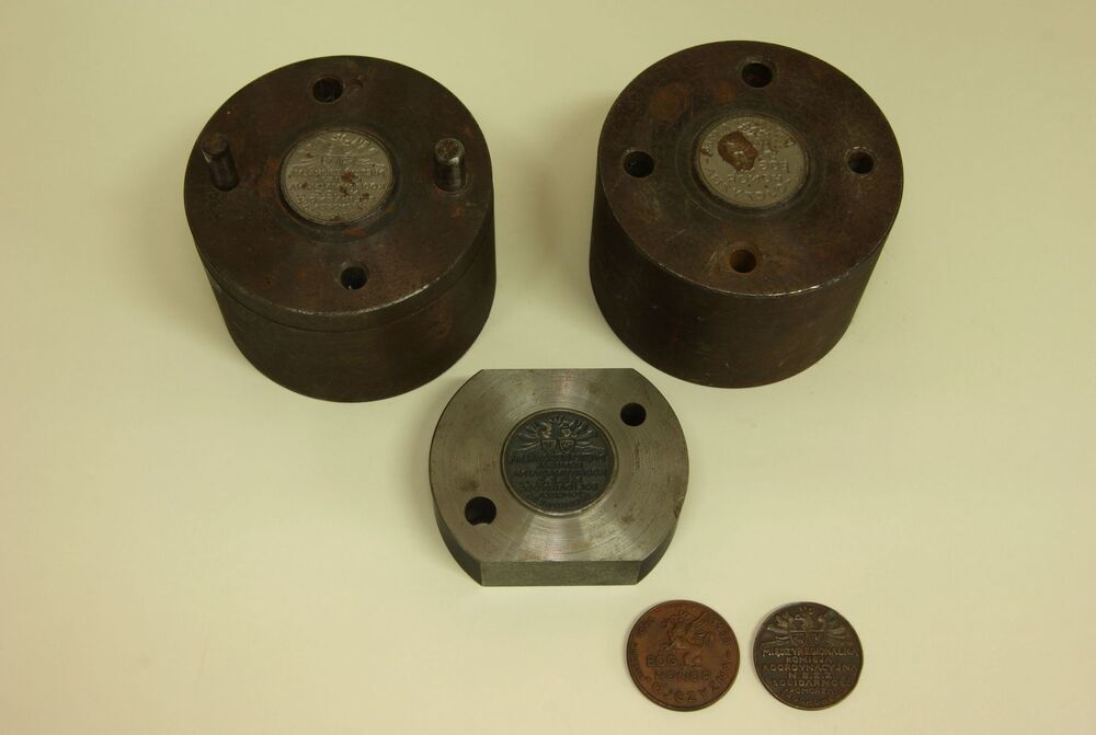 Medale Międzyregionalnej Komisji Koordynacyjnej „Solidarności” Pomorza Środkowego Koszalin-Słupsk wraz ze sztancami do ich wybijania. Dar pana Edwarda Müllera (IPN Gd 397/164, IPN Gd 397/165)