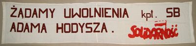 Transparent żądający uwolnienia współpracującego z „Solidarnością” kapitana SB Adama Hodysza; wykonany w 1985 r.