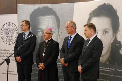 Od lewej: dr Jarosław Szarek (Prezes IPN), ks. abp Sławoj Leszek Głódź (Metropolita Gdański), dr hab. Krzysztof Szwagrzyk (Zastępca Prezesa IPN), Piotr Duda (Przewodniczący NSZZ „Solidarność”)