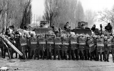 Pacyfikacja strajku w Stoczni Gdańskiej im. Lenina – oddziały milicji i wojska  przy staranowanej bramie nr 2, 16 grudnia 1981 roku (ze zbiorów IPN)