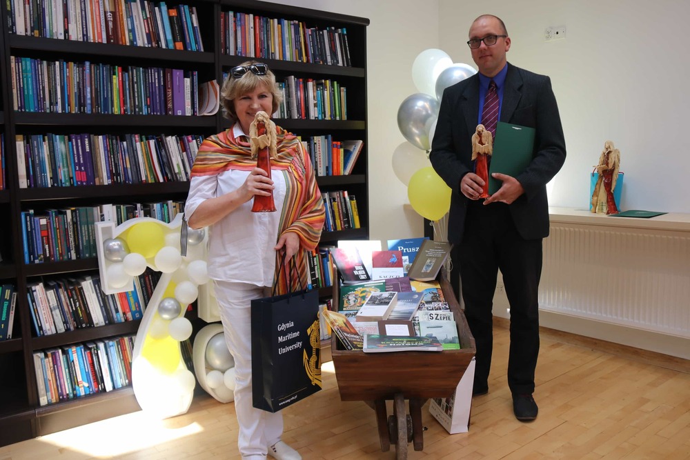 Małgorzata Sokołowska i dr. Daniel Czerwiński, który w imieniu współautora (Roberta Chrzanowskiego) odebrał nagrodę. Fot. IPN