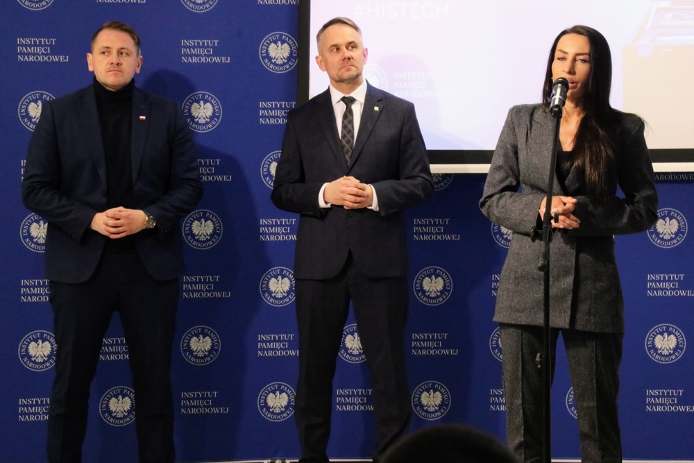 Dyrektor Biura Kadr Mateusz Kotecki, dyrektor Oddziału IPN w Gdańsku dr Marek Szymaniak i dyrektor Biura Nowych Technologii Magdalena Hajduk.