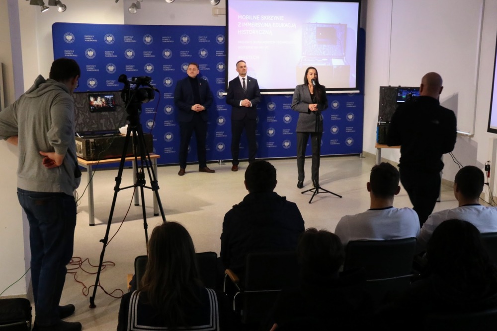 Konferencja prasowa na temat programu Biura Nowych Technologii IPN „Mobilne skrzynie z immersyjną edukacją historyczną”.