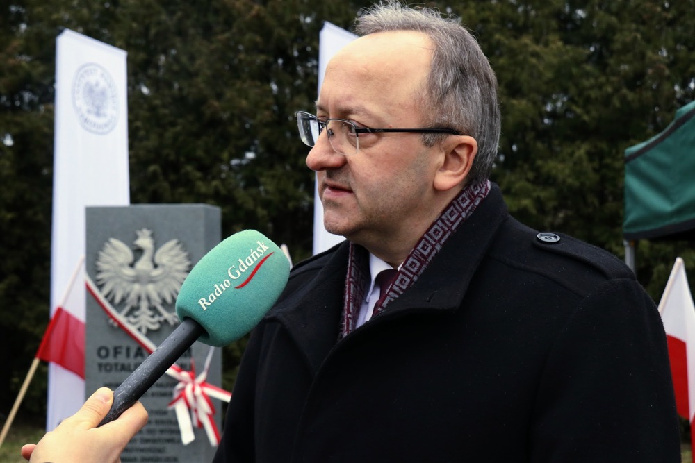 Uroczystość odsłonięcia pomnika upamiętniającego ofiary zbrodniczych ideologii, niemieckiego nazizmu i sowieckiego komunizmu. Na zdj. dr hab. Karol Polejowski, zastępca prezesa IPN – Malbork, 22 lutego 2024. Fot. IPN