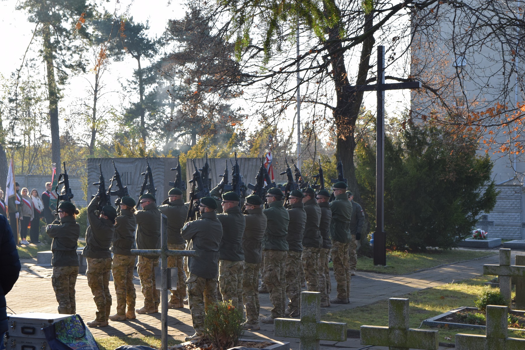 Uroczystość poświęcenia 17 grobów żołnierzy Wojska Polskiego w ramach obchodów Narodowego Święta Niepodległości w Lublińcu. Fot. Jan Kwaśniewicz/IPN