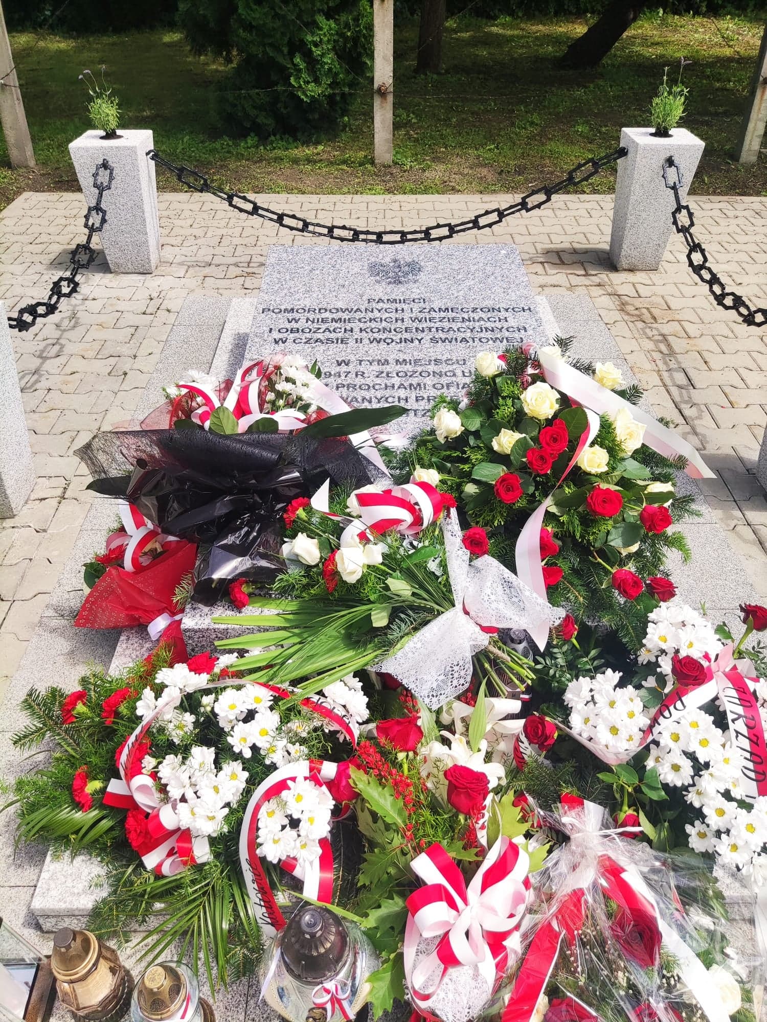 Uroczystość odsłonięcia i poświęcenia pomnika upamiętniającego pomordowanych i zamęczonych w niemieckich więzieniach i obozach koncentracyjnych w Czeladzi, 14 czerwca 2022