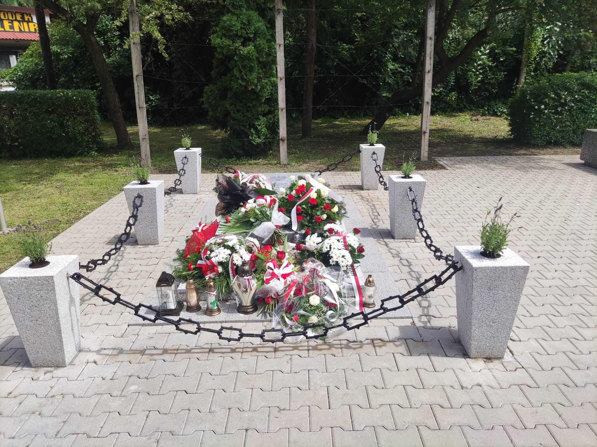 Uroczystość odsłonięcia i poświęcenia pomnika upamiętniającego pomordowanych i zamęczonych w niemieckich więzieniach i obozach koncentracyjnych w Czeladzi, 14 czerwca 2022