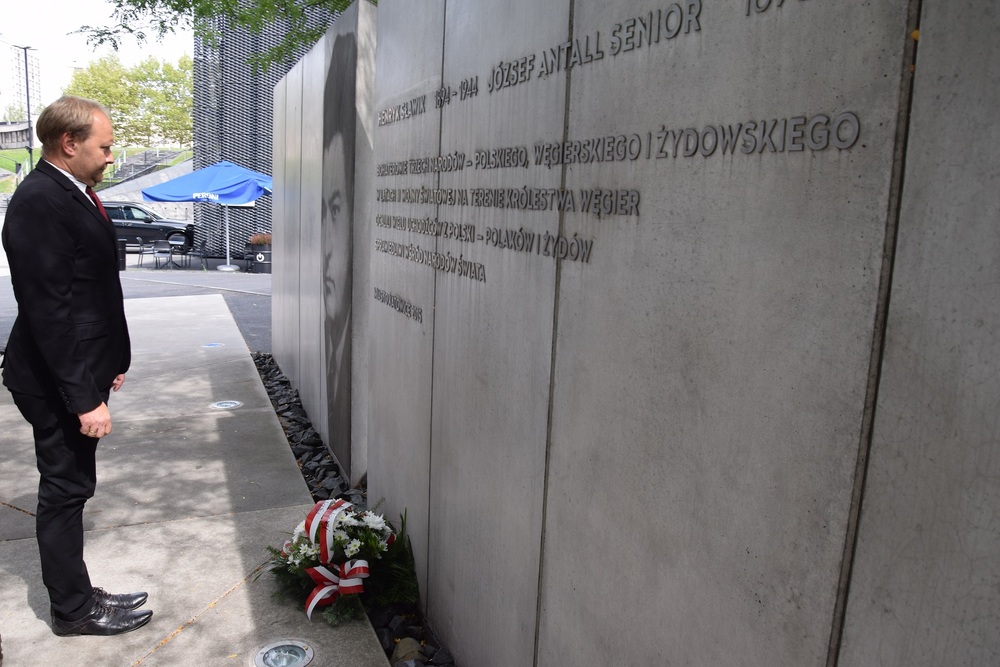 Jan Kwaśniewicz, naczelnik Oddziałowego Biura Upamiętniania Walk i Męczeństwa w Katowicach złożył kwiaty przed katowickim pomnikiem Sławika oraz jego węgierskiego współpracownika Józsefa Antalla. Fot. Dominik Grabis/IPN