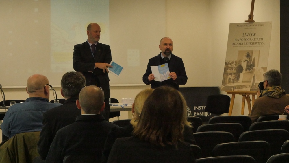 Od lewej: Zbigniew Gołasz, Ryszard Mozgol (naczelnik OBEN IPN Katowice).