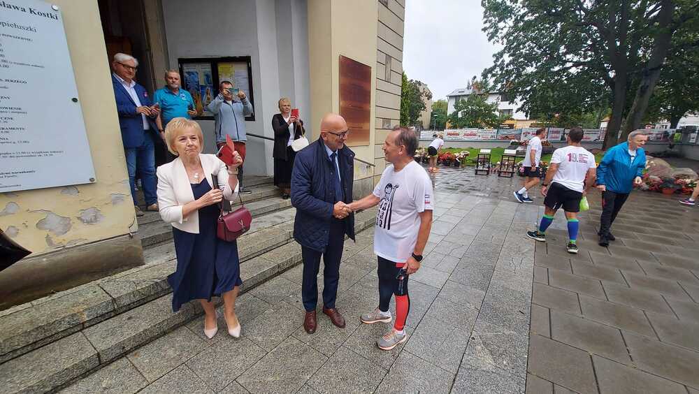 XIX Bieg pamięci ku czci męczenników stanu wojennego dotarła do grobu bł. ks. Jerzego w Warszawie.