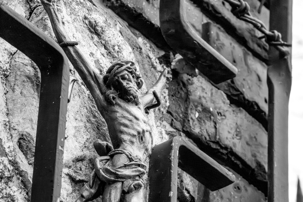 Świętochłowice-Zgoda. Pozostałość po obozie Zgoda, brama z tablicami upamiętniającymi ofiary. „Tragedia Górnośląska” – pamięć historii i historia pamięci. Fot.: IPN K. Łojko