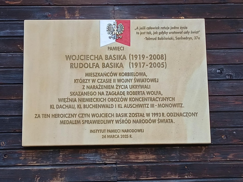Tablica upamiętniająca Basików w Korbielowie.