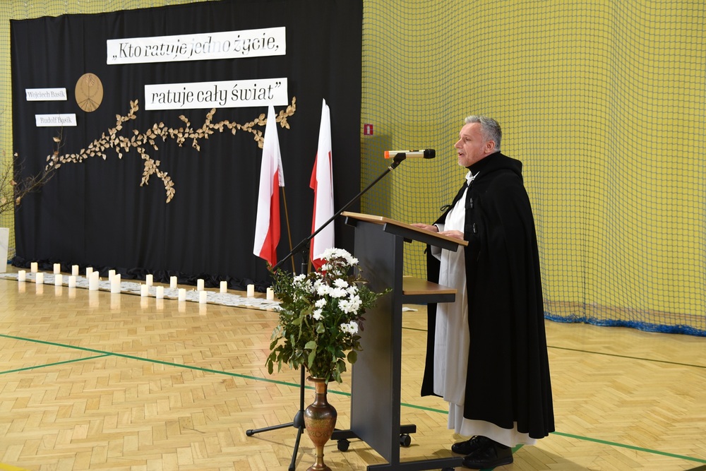 Uroczystość odsłonięcia tablicy upamiętniającej Rudolfa i Wojciecha Basików w Korbielowie. Fot. Monika Kobylańska, Krzysztof Liszka/IPN