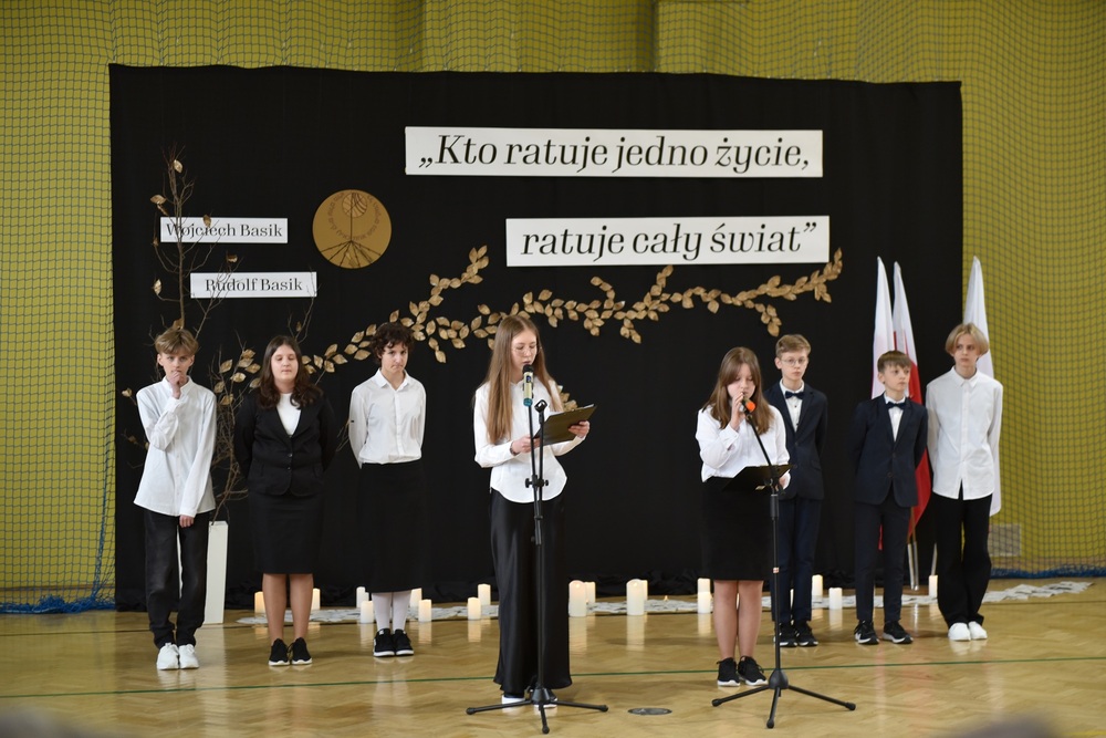 Uroczystość odsłonięcia tablicy upamiętniającej Rudolfa i Wojciecha Basików w Korbielowie. Fot. Monika Kobylańska, Krzysztof Liszka/IPN
