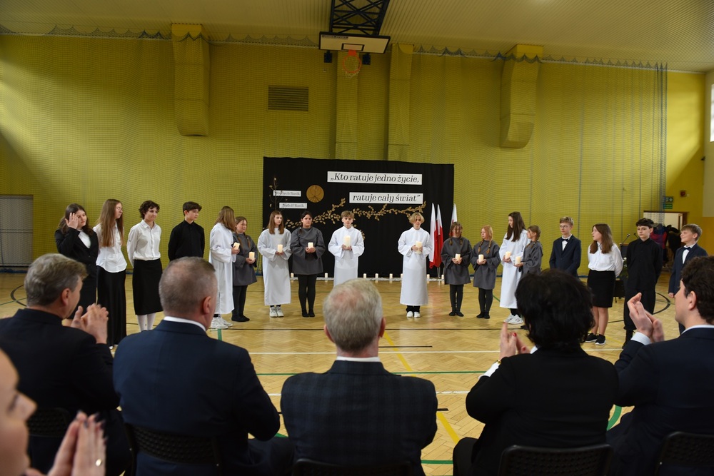 Uroczystość odsłonięcia tablicy upamiętniającej Rudolfa i Wojciecha Basików w Korbielowie. Fot. Monika Kobylańska, Krzysztof Liszka/IPN