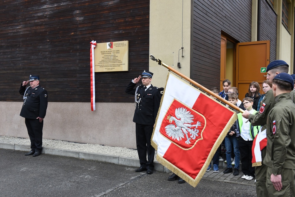Uroczystość odsłonięcia tablicy upamiętniającej Rudolfa i Wojciecha Basików w Korbielowie. Fot. Monika Kobylańska, Krzysztof Liszka/IPN