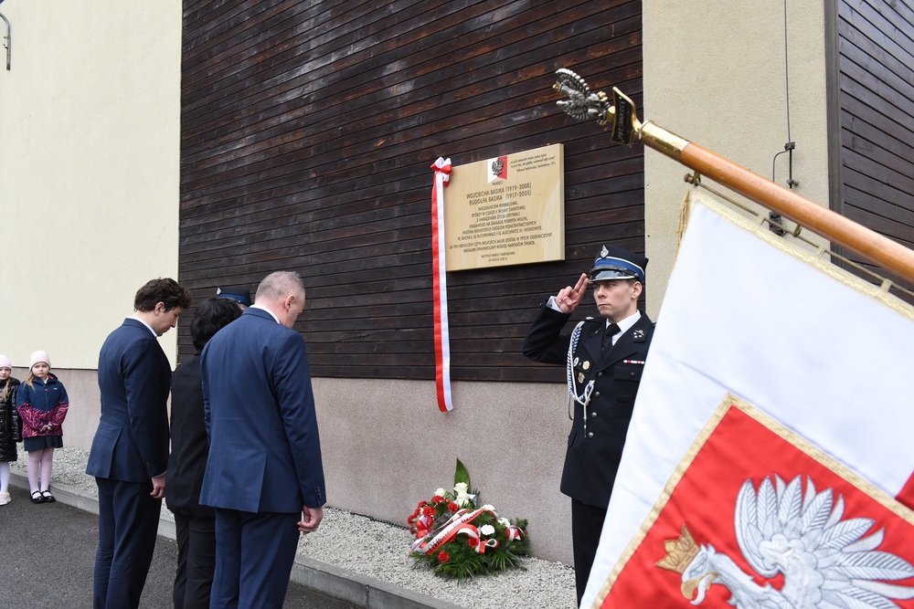Uroczystość odsłonięcia tablicy upamiętniającej Rudolfa i Wojciecha Basików w Korbielowie. Fot. Monika Kobylańska, Krzysztof Liszka/IPN