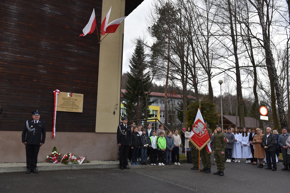 Uroczystość odsłonięcia tablicy upamiętniającej Rudolfa i Wojciecha Basików w Korbielowie. Fot. Monika Kobylańska, Krzysztof Liszka/IPN
