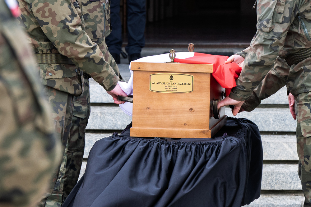 Uroczystość pogrzebowa Władysława Januszewskiego, Edmunda Kasprzyka oraz Henryka Skałeckiego, żołnierzy podziemia niepodległościowego w Katowicach. Fot.: IPN Krzysztof Łojko