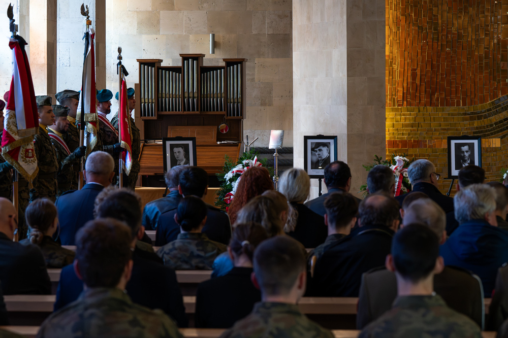 Uroczystość pogrzebowa Władysława Januszewskiego, Edmunda Kasprzyka oraz Henryka Skałeckiego, żołnierzy podziemia niepodległościowego w Katowicach. Fot.: IPN Krzysztof Łojko