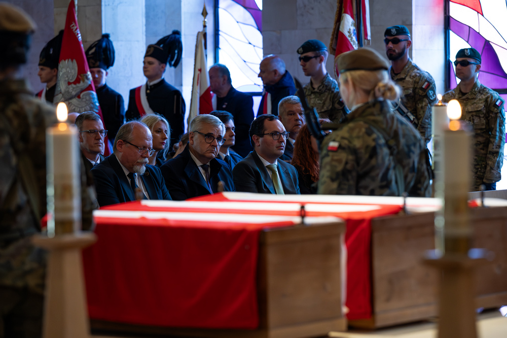 Uroczystość pogrzebowa Władysława Januszewskiego, Edmunda Kasprzyka oraz Henryka Skałeckiego, żołnierzy podziemia niepodległościowego w Katowicach. Fot.: IPN Krzysztof Łojko