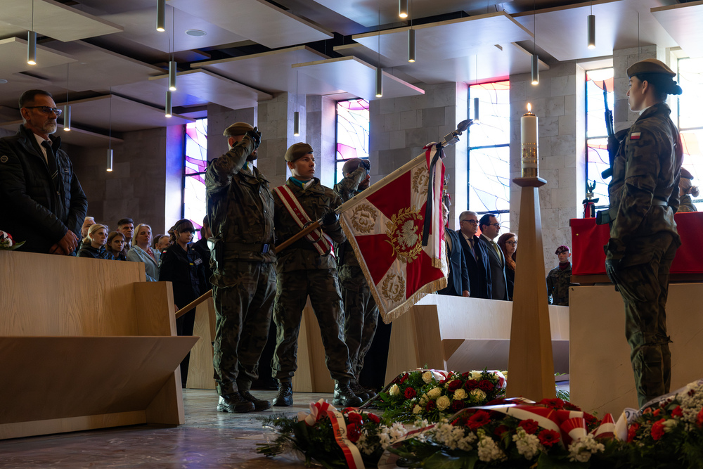 Uroczystość pogrzebowa Władysława Januszewskiego, Edmunda Kasprzyka oraz Henryka Skałeckiego, żołnierzy podziemia niepodległościowego w Katowicach. Fot.: IPN Krzysztof Łojko