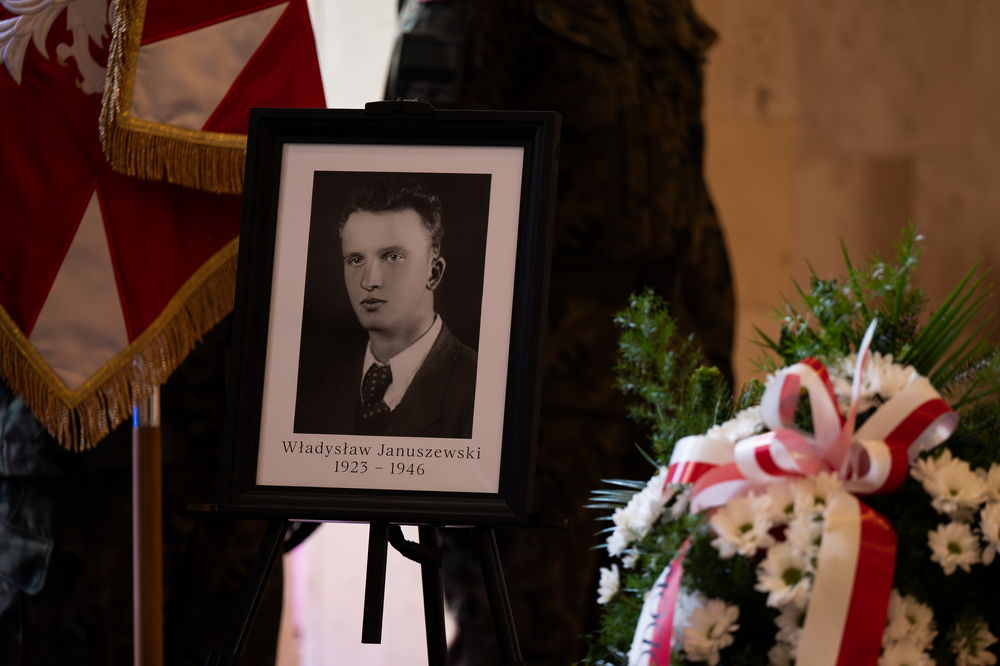 Uroczystość pogrzebowa Władysława Januszewskiego, Edmunda Kasprzyka oraz Henryka Skałeckiego, żołnierzy podziemia niepodległościowego w Katowicach. Fot.: IPN Krzysztof Łojko