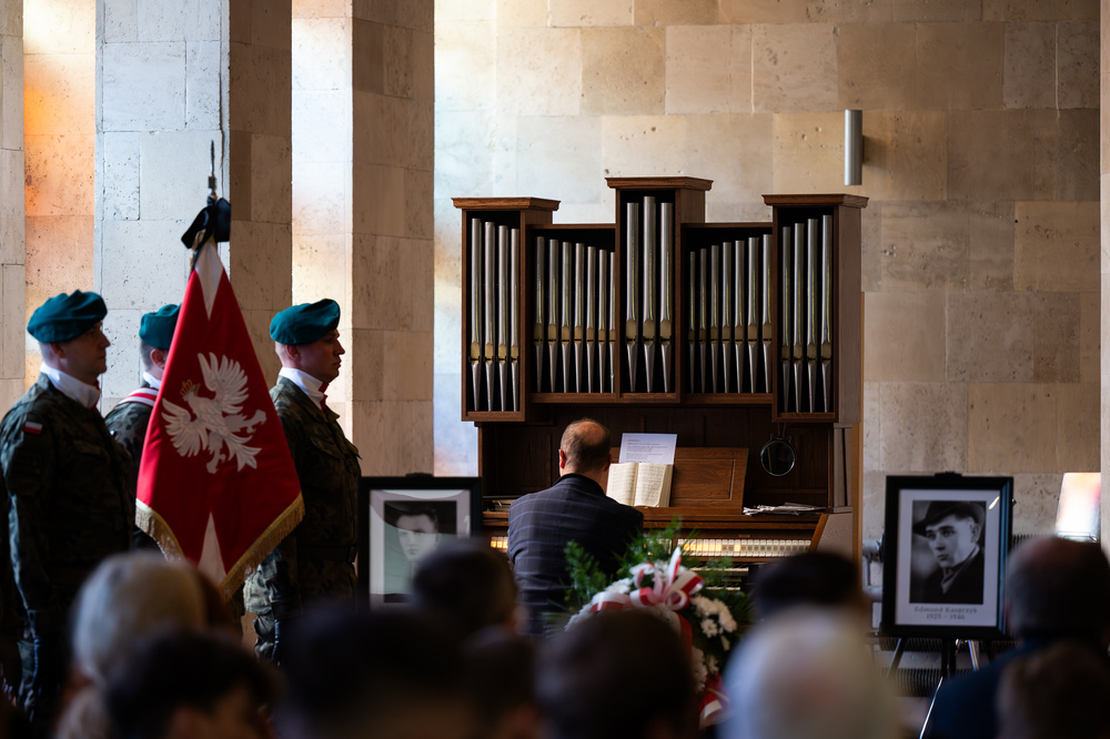Uroczystość pogrzebowa Władysława Januszewskiego, Edmunda Kasprzyka oraz Henryka Skałeckiego, żołnierzy podziemia niepodległościowego w Katowicach. Fot.: IPN Krzysztof Łojko