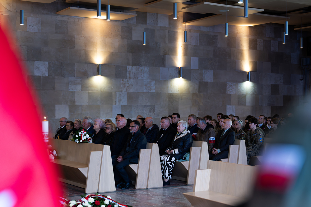 Uroczystość pogrzebowa Władysława Januszewskiego, Edmunda Kasprzyka oraz Henryka Skałeckiego, żołnierzy podziemia niepodległościowego w Katowicach. Fot.: IPN Krzysztof Łojko