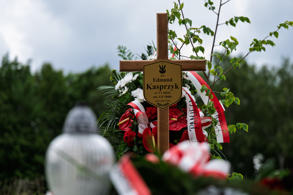 Uroczystość pogrzebowa Władysława Januszewskiego, Edmunda Kasprzyka oraz Henryka Skałeckiego, żołnierzy podziemia niepodległościowego w Katowicach. Fot.: IPN Krzysztof Łojko