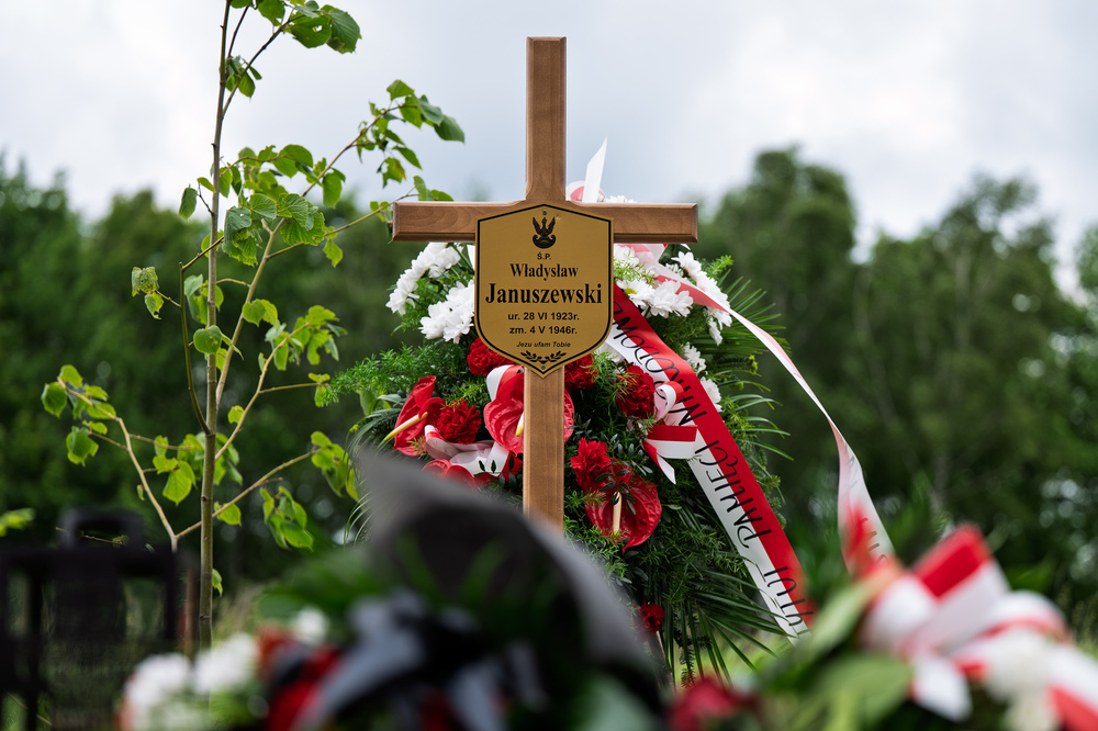 Uroczystość pogrzebowa Władysława Januszewskiego, Edmunda Kasprzyka oraz Henryka Skałeckiego, żołnierzy podziemia niepodległościowego w Katowicach. Fot.: IPN Krzysztof Łojko