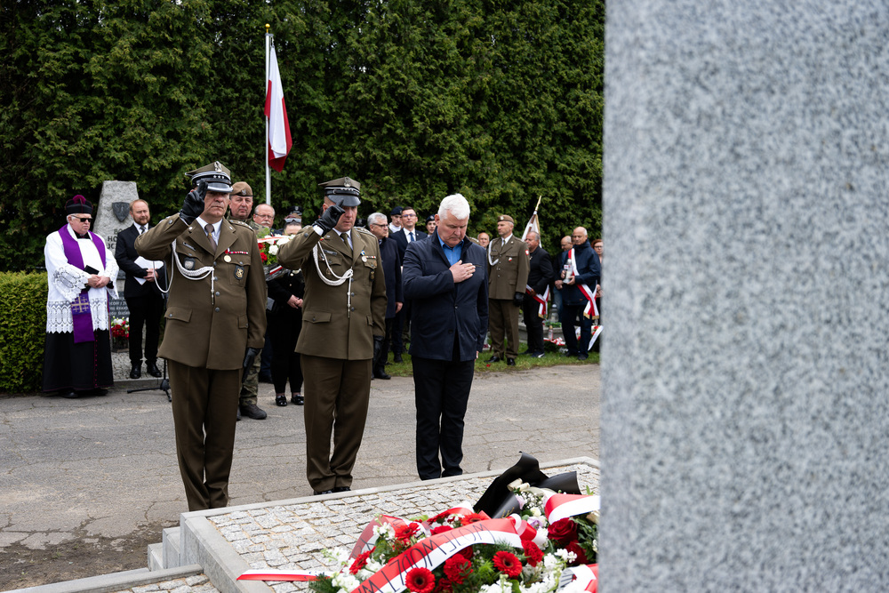 Uroczystość pogrzebowa Władysława Januszewskiego, Edmunda Kasprzyka oraz Henryka Skałeckiego, żołnierzy podziemia niepodległościowego w Katowicach. Fot.: IPN Krzysztof Łojko