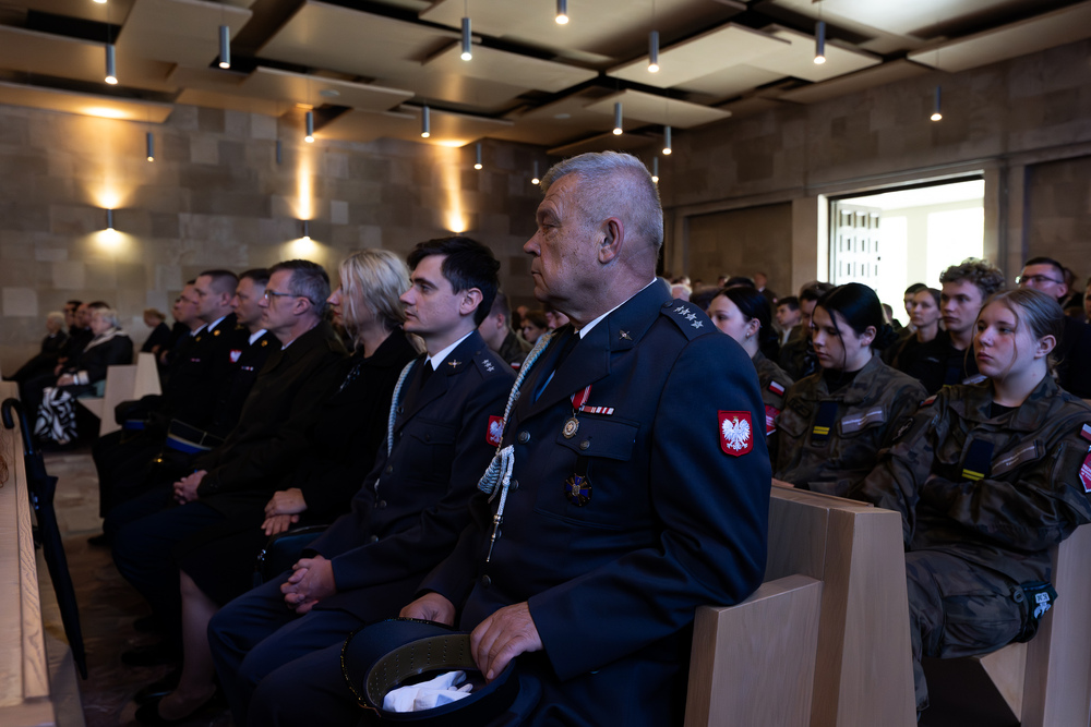Uroczystość pogrzebowa Władysława Januszewskiego, Edmunda Kasprzyka oraz Henryka Skałeckiego, żołnierzy podziemia niepodległościowego w Katowicach. Fot.: IPN Krzysztof Łojko