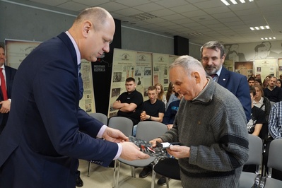 W trakcie uroczystości dyrektor NBP Oddziału Okręgowego w Katowicach Grzegorz Bomba uhonorował monetą NBP Włodzimierza Kapczyńskiego.