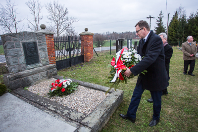 Złożenie kwiatów na grobie Jana Kubisza na cmentarzu w Gnojniku – 6 kwietnia 2018. Fot. Sławek Kasper (IPN)