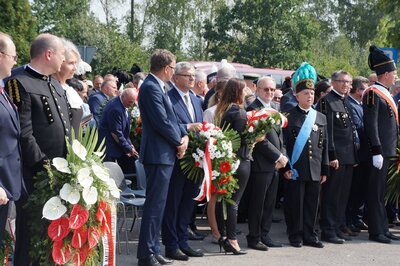Delegacja Instytutu: prezes IPN dr Jarosław Szarek oraz dr Andrzej Sznajder, dyrektor katowickiego oddziału składają kwiaty pod Pomnikiem Porozumienia Jastrzębskiego.