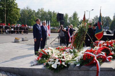 Delegacja Instytutu: prezes IPN dr Jarosław Szarek oraz dr Andrzej Sznajder, dyrektor katowickiego oddziału składają kwiaty pod Pomnikiem Porozumienia Jastrzębskiego.