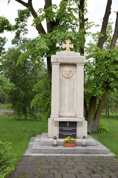 Pomnik kuźnian poległych podczas I wojny światowej po remoncie.