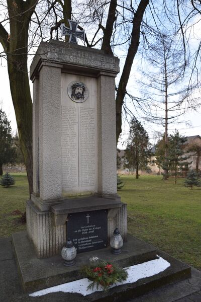 Pomnik kuźnian poległych podczas I wojny światowej po remoncie.