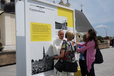Otwarcie wystawy plenerowej „»Wstańcie, chodźmy…« Pierwsza pielgrzymka Jana Pawła II do Polski.