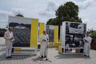 Otwarcie wystawy plenerowej „»Wstańcie, chodźmy…« Pierwsza pielgrzymka Jana Pawła II do Polski.
