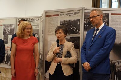 Prezentacja znaczka pocztowego upamiętniającego Henryka Sławika.