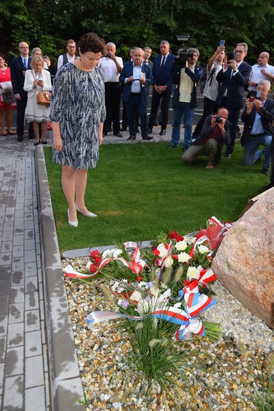 Skladanie kwiatow przez Izabellę Wołłejko-Chwastowicz - Konsul Generalna Rzeczypospolitej Polskiej w Ostrawie.