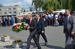 Złożenie kwiatów pod pomnikiem – (od lewej) dr Andrzej Sznajder,dr Łukasz Kamiński, Jarosław Tęsiorowski 