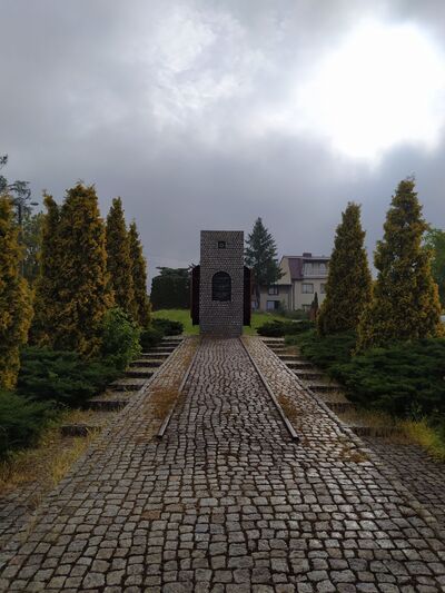 Pomnik upamiętniający będzińskich Żydów wywiezionych i wymordowanych przez Niemców w latach 1939-1945.