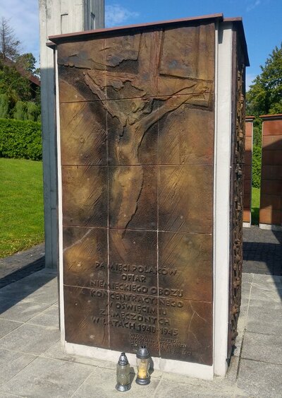 Pomnik poświęcony więzionym, zamęczonym i zamordowanym w KL Auschwitz, osobom z regionu Beskidów.