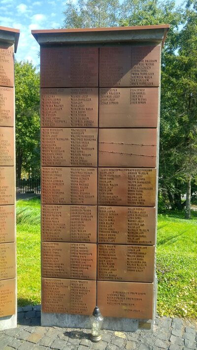 Pomnik poświęcony więzionym, zamęczonym i zamordowanym w KL Auschwitz, osobom z regionu Beskidów.